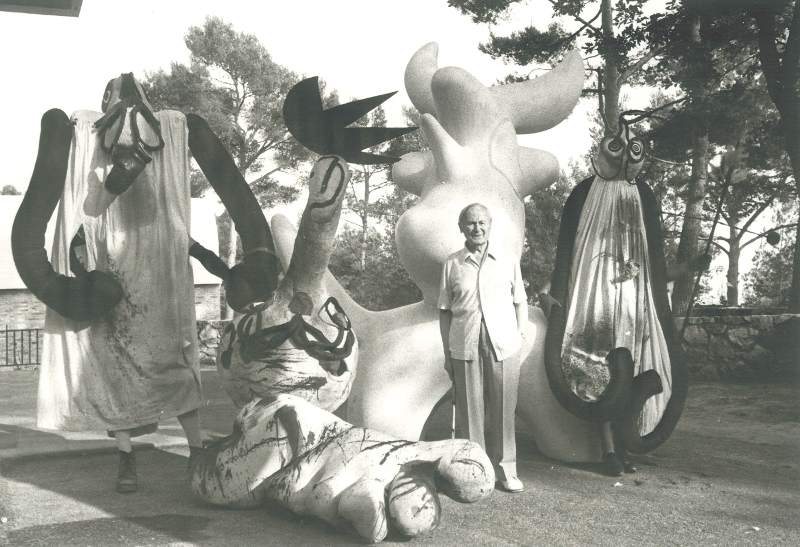 Ceci n’est pas un musée : Joan Miró posant avec les costumes réalisés pour le spectacle Mori el Merma présenté par le théâtre de La Claca en 1979 à la Fondation Maeght. Photo Claude Gaspari. Archives Fondation Maeght © Successio? Miro?, Adagp Paris 2014